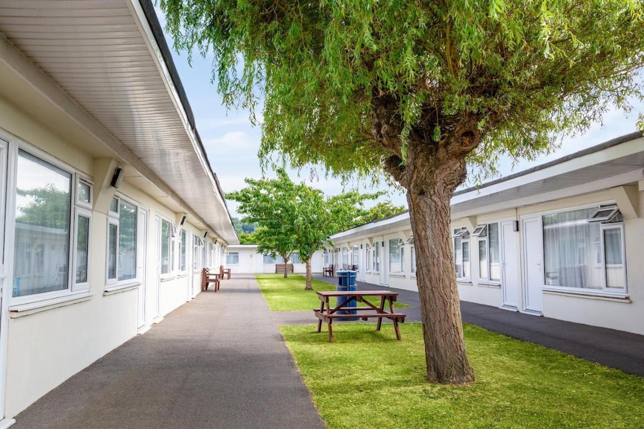 Sand Bay Holiday Village - Adults Only 滨海韦斯顿 外观 照片